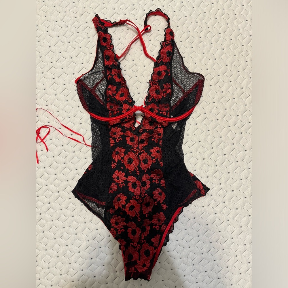 NWOT La Vie En Rose black/red lingerie size Small